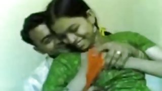 एक युवा बच्चे की दिशा में उसकी पैंटी को धक्का देकर उसकी चूत में पोर्न फेंक दिया