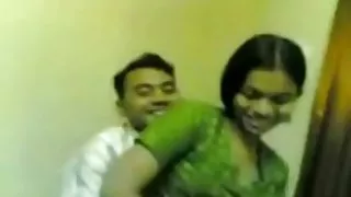 अपने पसंदीदा चिक पोर्न के सुखों को दर्शाता है