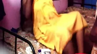 रूसी pikapery ने चिक को हटा दिया और टॉयलेट पोर्न में गड़बड़ कर दिया