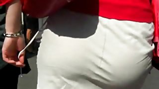 पूल के अश्लील द्वारा एक लंबे डिक आदमी स्क्रिबलिंग वाले बड़े डिब्बे के साथ लैटिन निप्पल