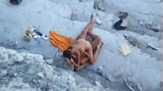 बेंच चिक पर लेट गया और उसे अपनी चूत के पोर्न में समेट लिया