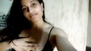 एक युवा रूसी को उसकी चूत में चोदता है और उसके मसखरे पोर्न को हस्तमैथुन करता है