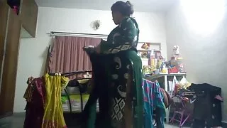 बड़े स्तन के साथ सुस्वादु श्यामला मुर्गा पर कूदता है