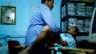 पतला लड़की खुद को संभोग अश्लील के लिए लाया