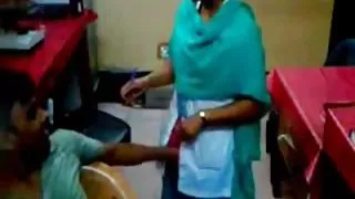 उसके साथ घबराए ग्राहक और लेस्बियन सेक्स किया
