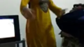 शुक्राणु को उसके मुंह में गहरे तक छोड़ने से एक दोस्त को आराम करने में मदद मिली