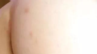 लड़के ने धीरे से नटखट लड़की को संभोग के लिए उकसाया और उसके पेट को खत्म कर दिया