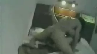 जिद करने वाले बॉस ने मेज पर स्मार्ट पोर्न सचिव की चुदाई की
