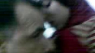 बालों वाला लड़का उसकी पतली प्रेमिका को उसकी बिल्ली पोर्न में टक्कर मारता है