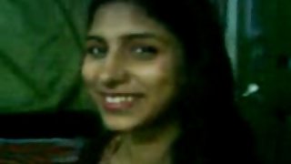 कृत्रिम phallus बेकार है और तंग अश्लील छेद में खुद को चोदता है