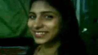 कृत्रिम phallus बेकार है और तंग अश्लील छेद में खुद को चोदता है