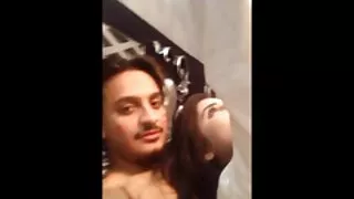 अनुभवहीन लड़की ने एक मोटी डिक पोर्न के साथ उसके गले को गहरा गड़बड़ कर दिया