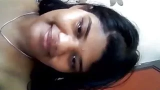 उन्होंने एक युवा रूसी गोरा को भावुक सेक्स पोर्न के लिए फैलाया