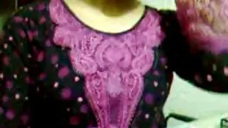सोफे पर गड़बड़ सभी छेद अश्लील में एक प्रेमिका का एक छोटा सदस्य