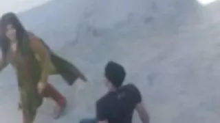 काले बालों वाली सुंदरता उसके मुंडा योनी अश्लील में खोखला