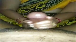 यंग श्यामला ने फर्श पर पोर्न में आदमी को दिया