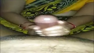 यंग श्यामला ने फर्श पर पोर्न में आदमी को दिया
