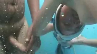 एक आदमी पोर्न के लिए दो युवा गर्म गर्लफ्रेंड
