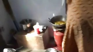 एक जवान आदमी पोर्न के डिक पर युवा लड़की कूद गई