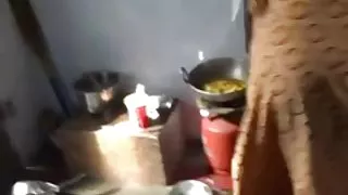 एक जवान आदमी पोर्न के डिक पर युवा लड़की कूद गई