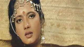 उसने अपने बड़े मुर्गा को एक उमस भरे रूसी छात्र पर बदल दिया