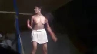 वह फूलों के साथ अपनी प्रेमिका के पास आया और उसने पोर्न के लिए उसे ठीक से धन्यवाद दिया।