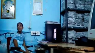 अश्लील वीडियो के लिए मालिश करने वाला युवा ग्राहक