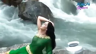गर्म गोरा बेकार है और उसके प्रेमी अश्लील के डिक पर स्तन स्लाइड