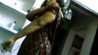रूसी सुंदरता रसोई में अपने छेद में हस्तमैथुन करती है और एक डिल्डो को पोर्न में धकेल देती है