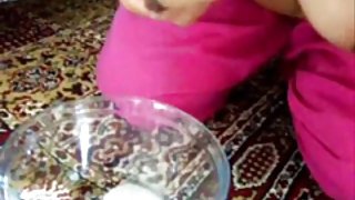 रूसी श्यामला ने अपने गधे को उसके अश्लील प्रेमी के फाल्स के नीचे फंसाया